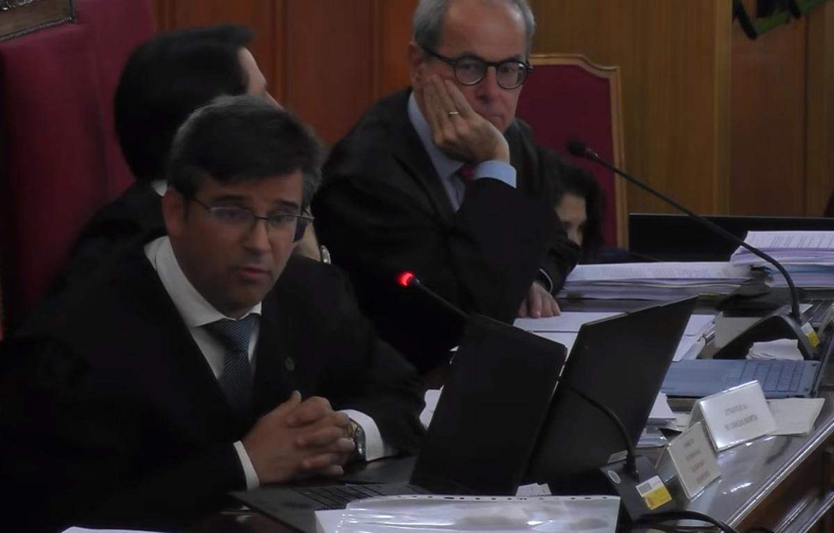 El abogado Rafael Arenas durante sus informes finales en el juicio por la contratación de David Sánchez en la Diputación de Badajoz