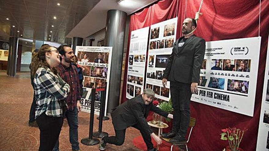 Els directors Gerard Quinto, sobre la cadira, i David Torras emulant una de les escenes del film