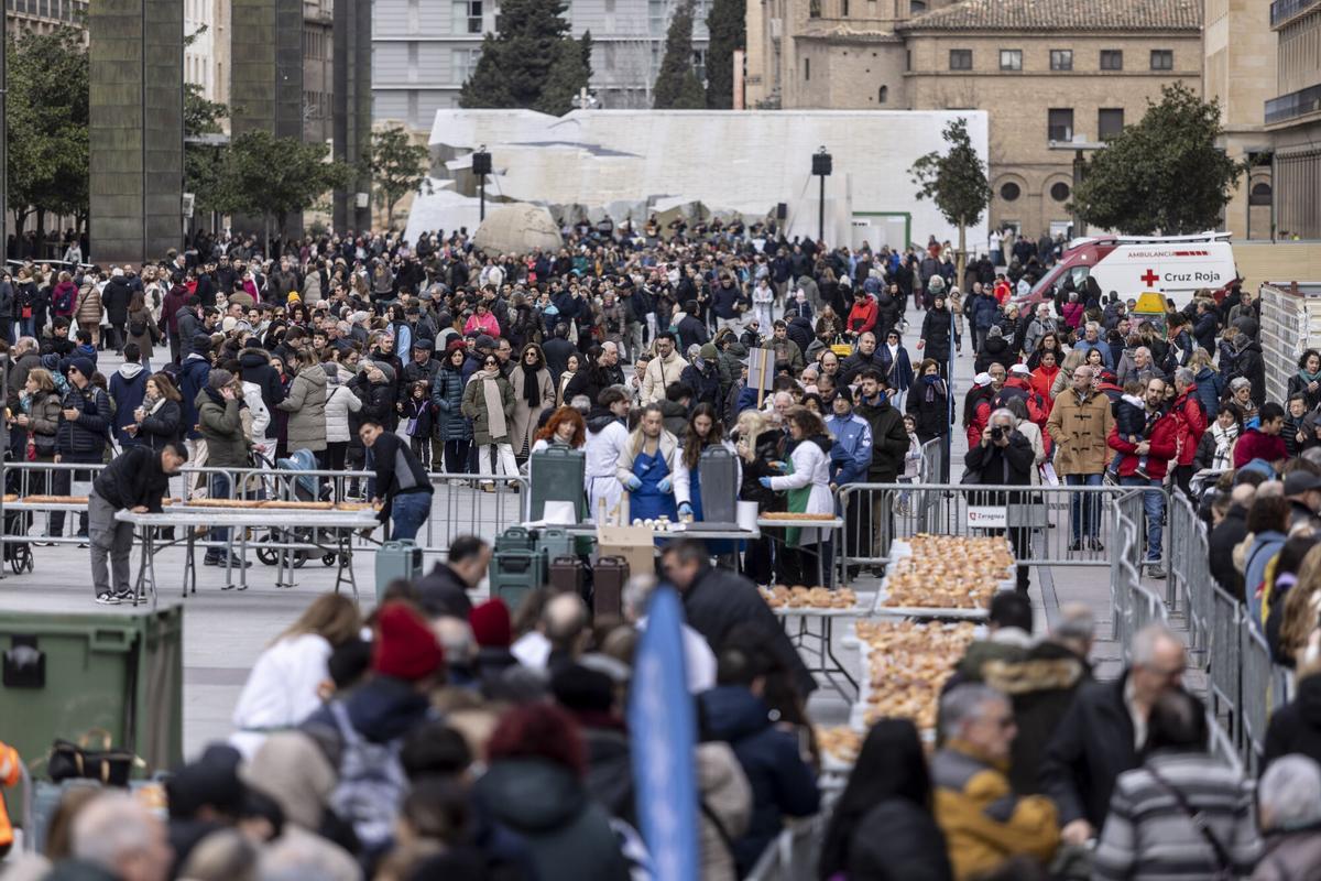 Filas para comer roscón de El Periódico de Aragón en San Valero