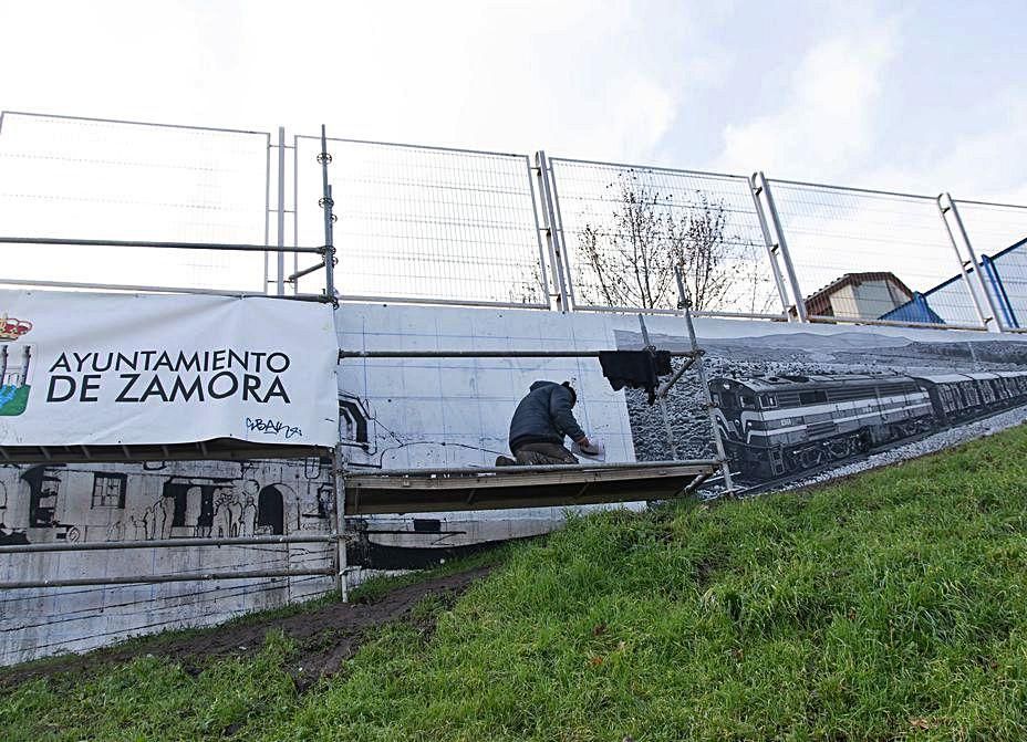 El artista reproduce la estación de Puebla de Sanabria. | Jose Luis Fernández