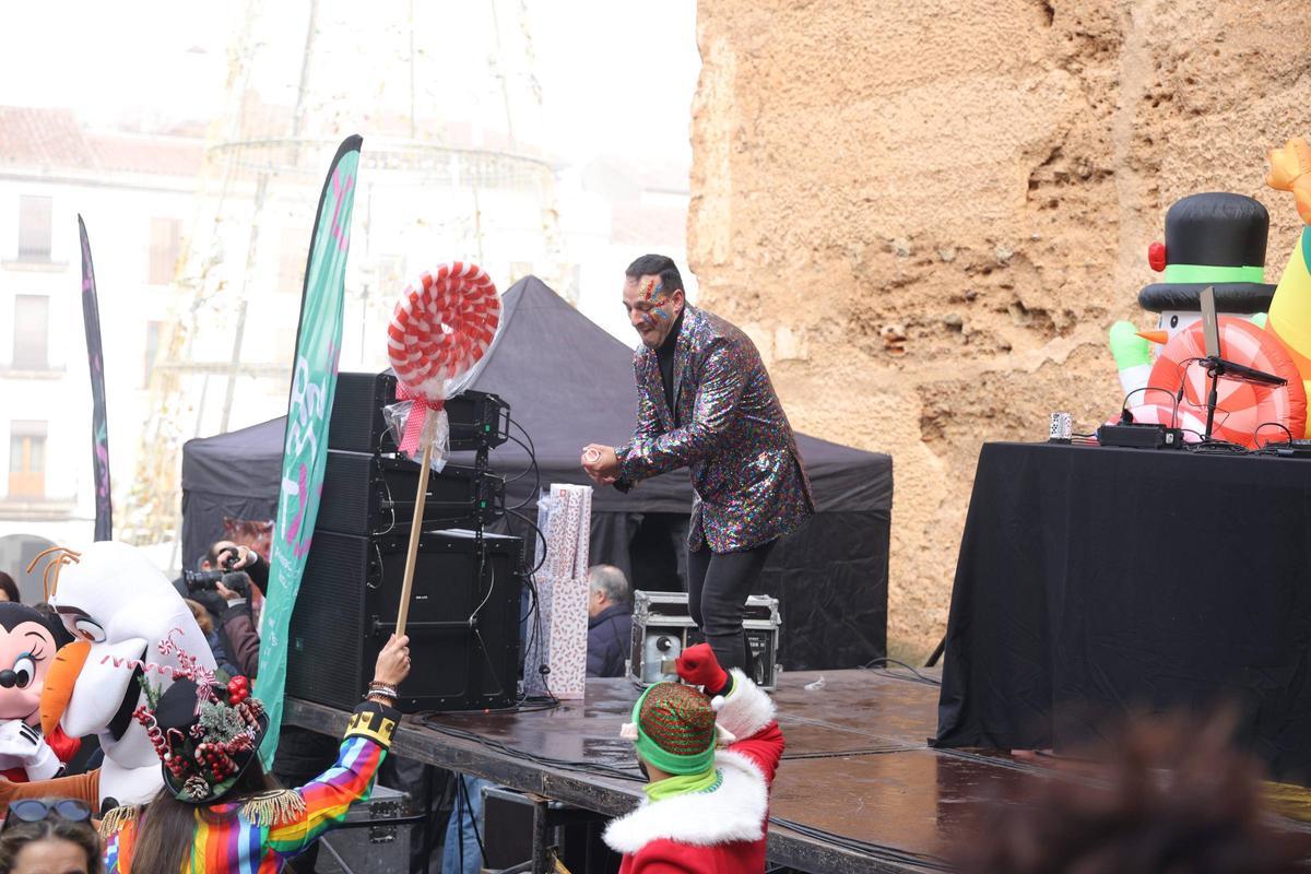 Los niños de Cáceres celebran el año nuevo con música y gominolas en lugar de uvas Los niños de Cáceres celebran el año nuevo con música y gominolas en lugar de uvas