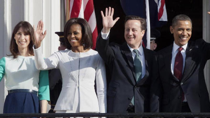 Michelle Obama y Samantha Cameron saludan junto a sus esposos.