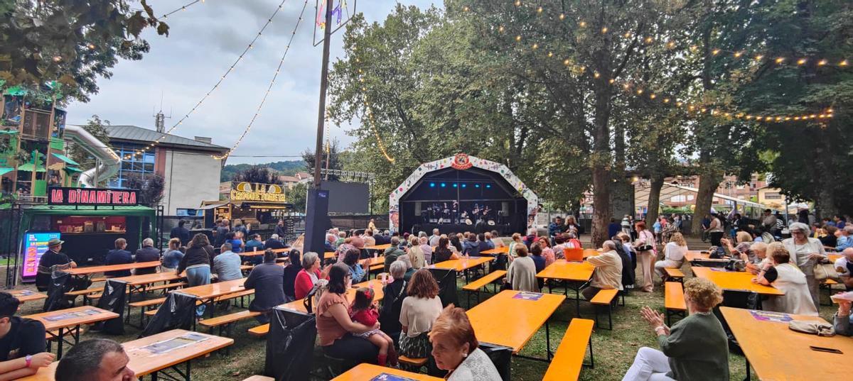 Ambiente en el festival Regodón durante la actuación de "Mariachi Hispanoamérica".