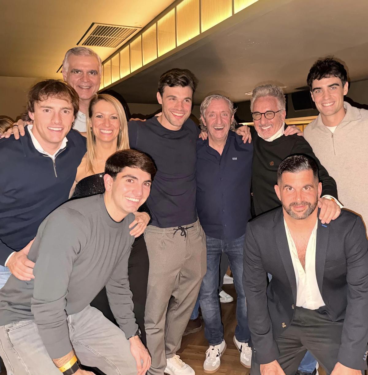 Maria Eugenia Gay, Josep Pedrerol y Tomàs Güell entre otros en la fiesta de aniversario de Àlex Recort en Luz de Gas