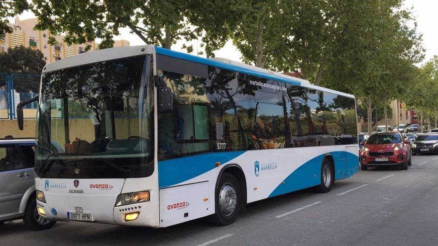 Un autobús urbano presta servicio en una de las calles del municipio