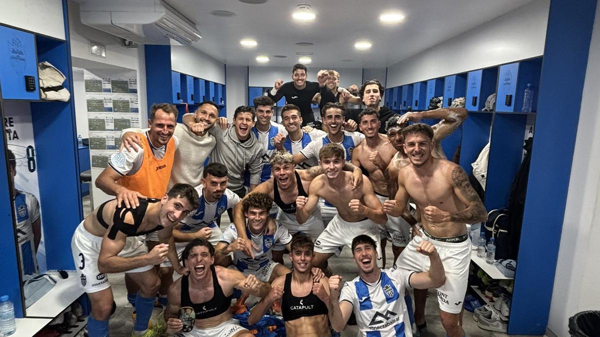 La plantilla del Atlético Baleares celebra la victoria en el vestuario.