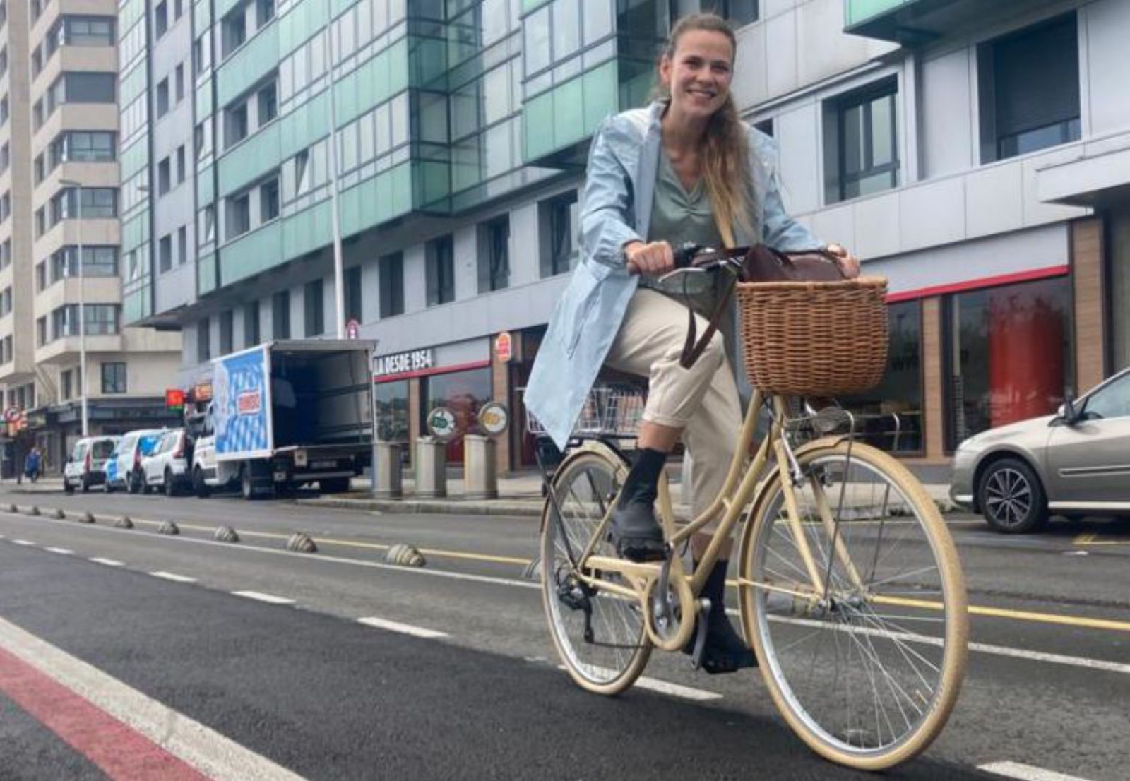 Ana Laso, ayer, en el carril bici del paseo del Muro, cerca de la rotonda de la avenida de Castilla.