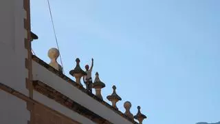 "Spiderman" se sube a las alturas de la iglesia de l'Assumpció de Dénia