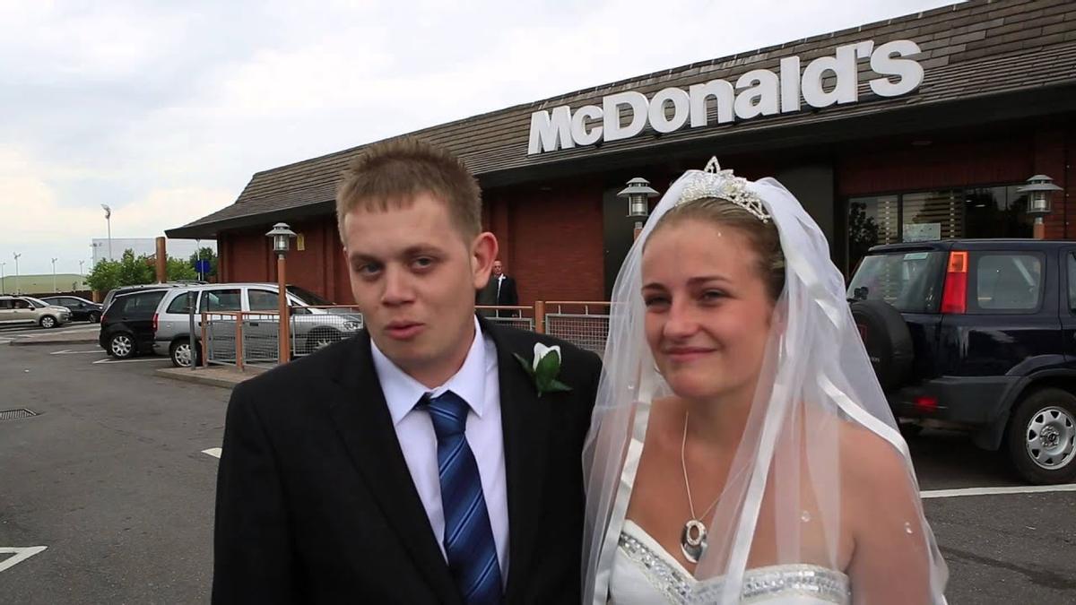 Una pareja recién casada que ofreció una recepción a sus invitados en un McDonald's