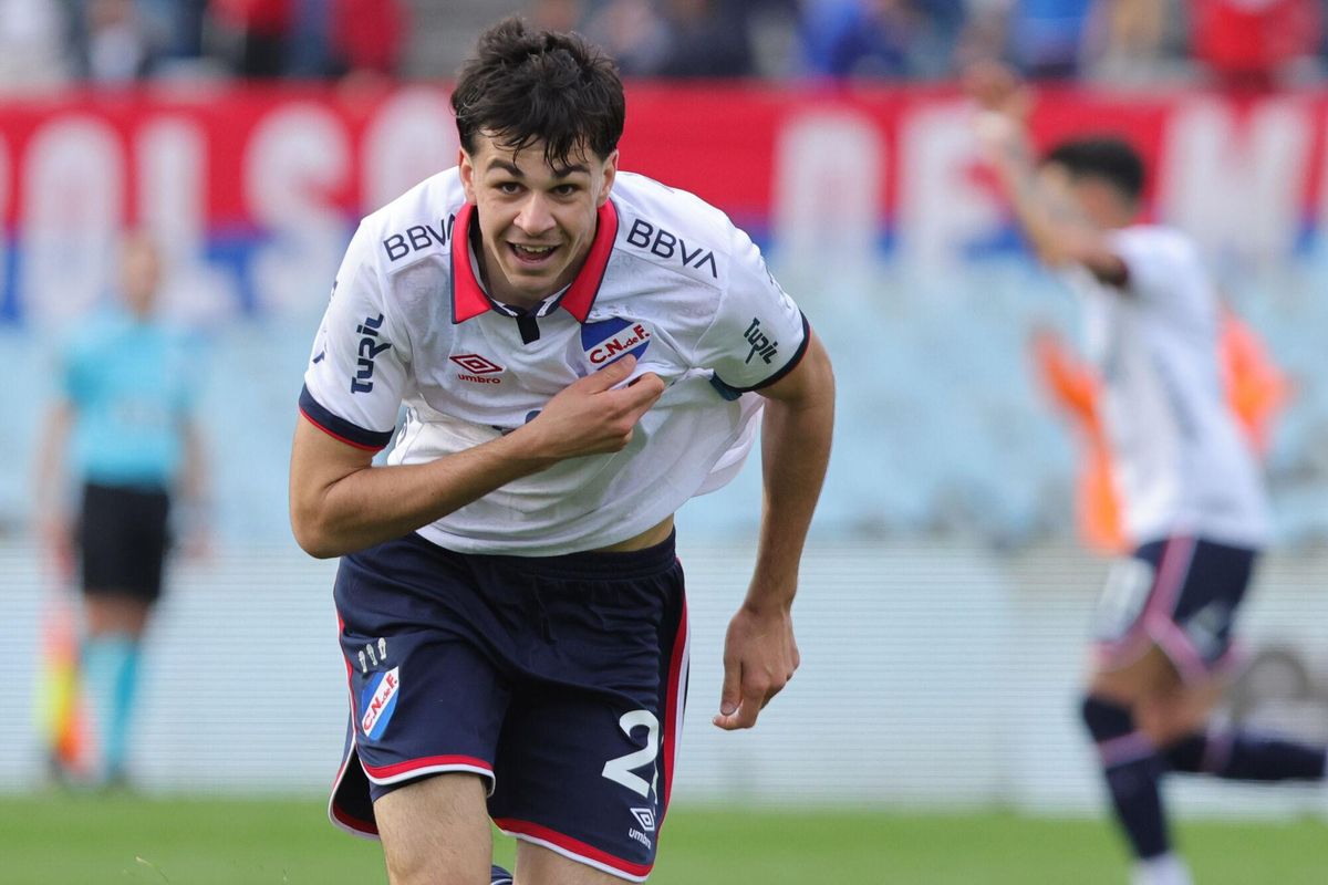 El jugador Gonzalo Petit de Nacional celebra un gol en foto de archivo.