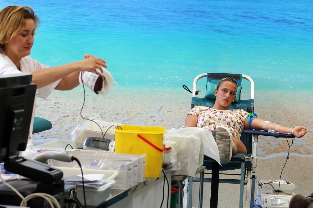 Los malagueños acuden a donar sangre tras el llamamiento del Centro Regional de Transfusión Sanguínea