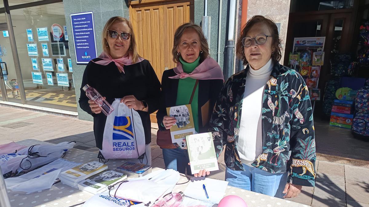 Integrantes del colectivo Rosa Palo en el stand.