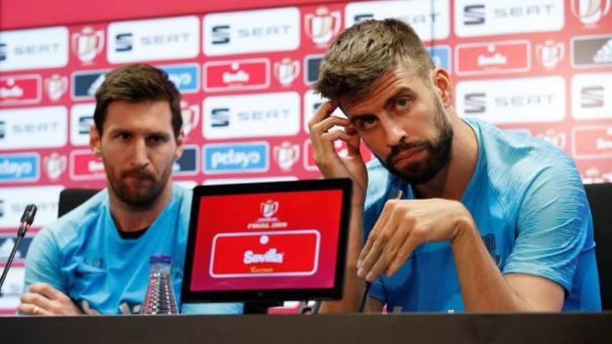 Messi y Piqué durante la rueda de prensa previa a la final de la Copa del Rey ante el Valencia.