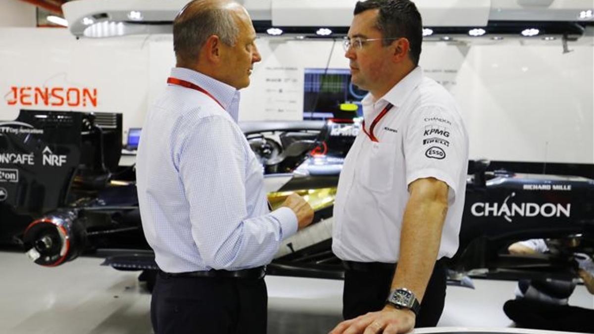Ron Dennis, con Eric Boullier en el box de McLaren