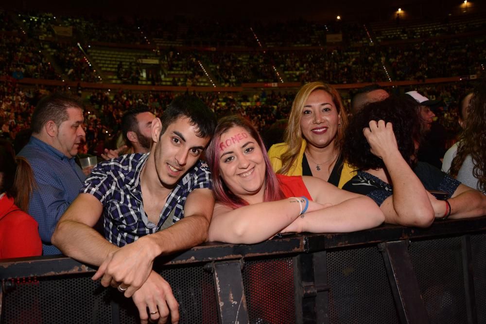 O cantante Romeo Santos subiu ao escenario do Coliseum ane 5.000 persoas cun micrófono dourado e cunha coroa, gafas de sol e ganas de bailar. Repasou os seus éxitos como 'Eres mía, mía, mía'.