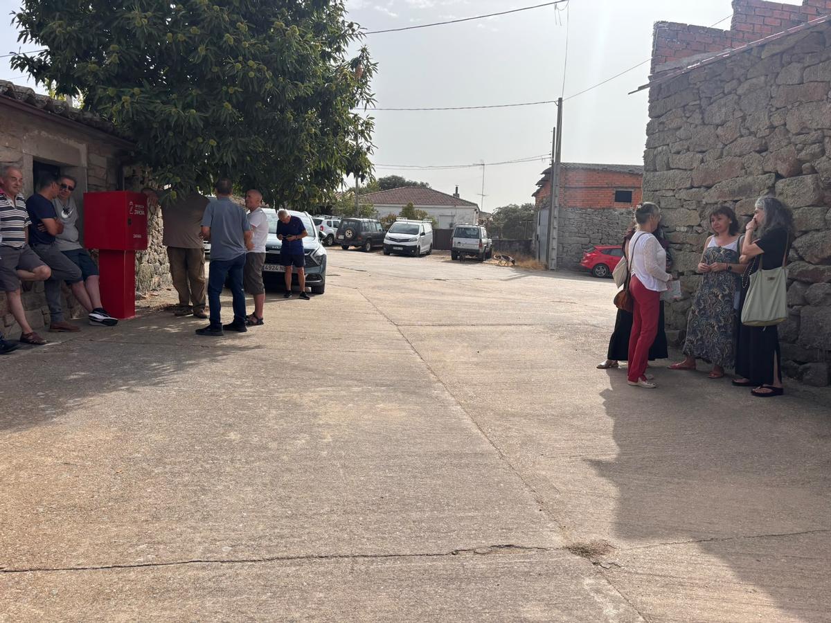 GALERÍA |  La plataforma "Sayago Renace" da sus primeros pasos tras el incendio