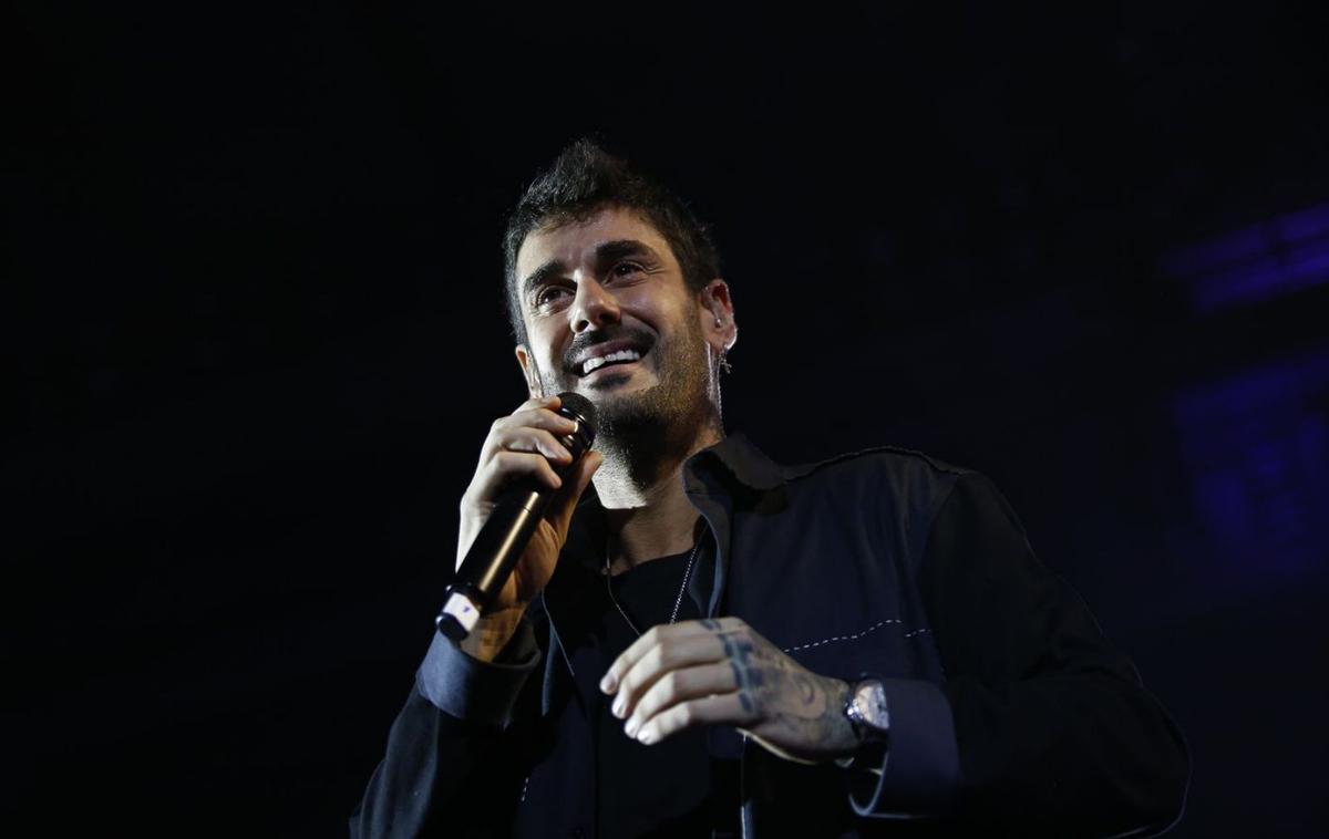 El cantante asturiano durante uno de sus conciertos.  | EFE