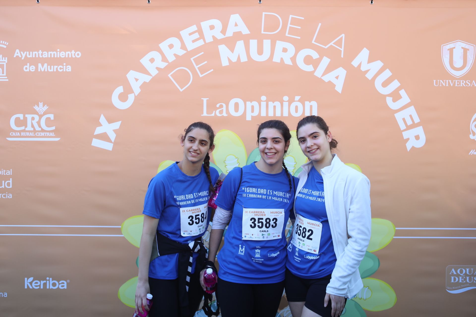 Las participantes posan en el photocall tras finalizar la Carrera de la mujer de Murcia