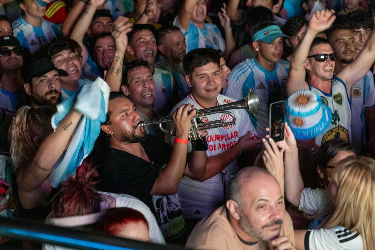 Aficionados de la selección Argentina se concentran en el Bar Lunita