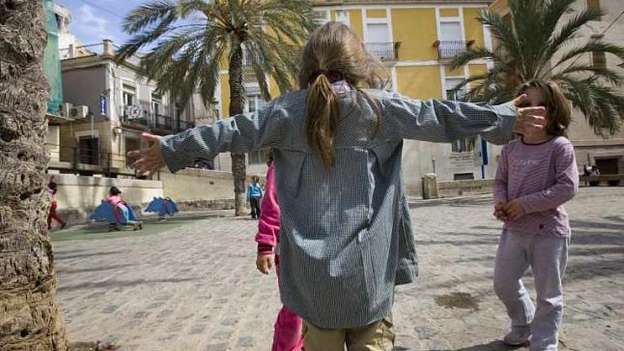 Los niños del centro San Roque utilizan como patio la Plaza de Quijano.