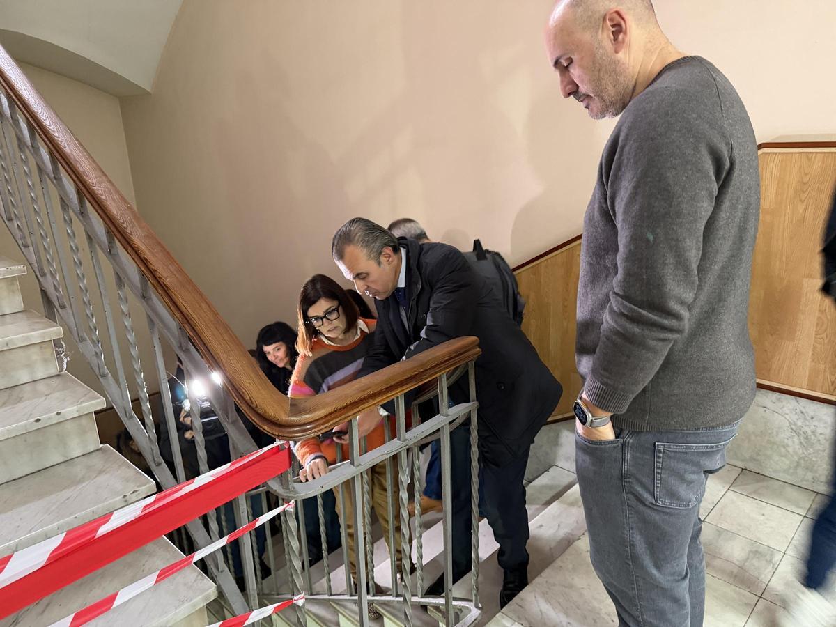 El equipo directivo muestra a Vera la escalera en riesgo de derrumbe.