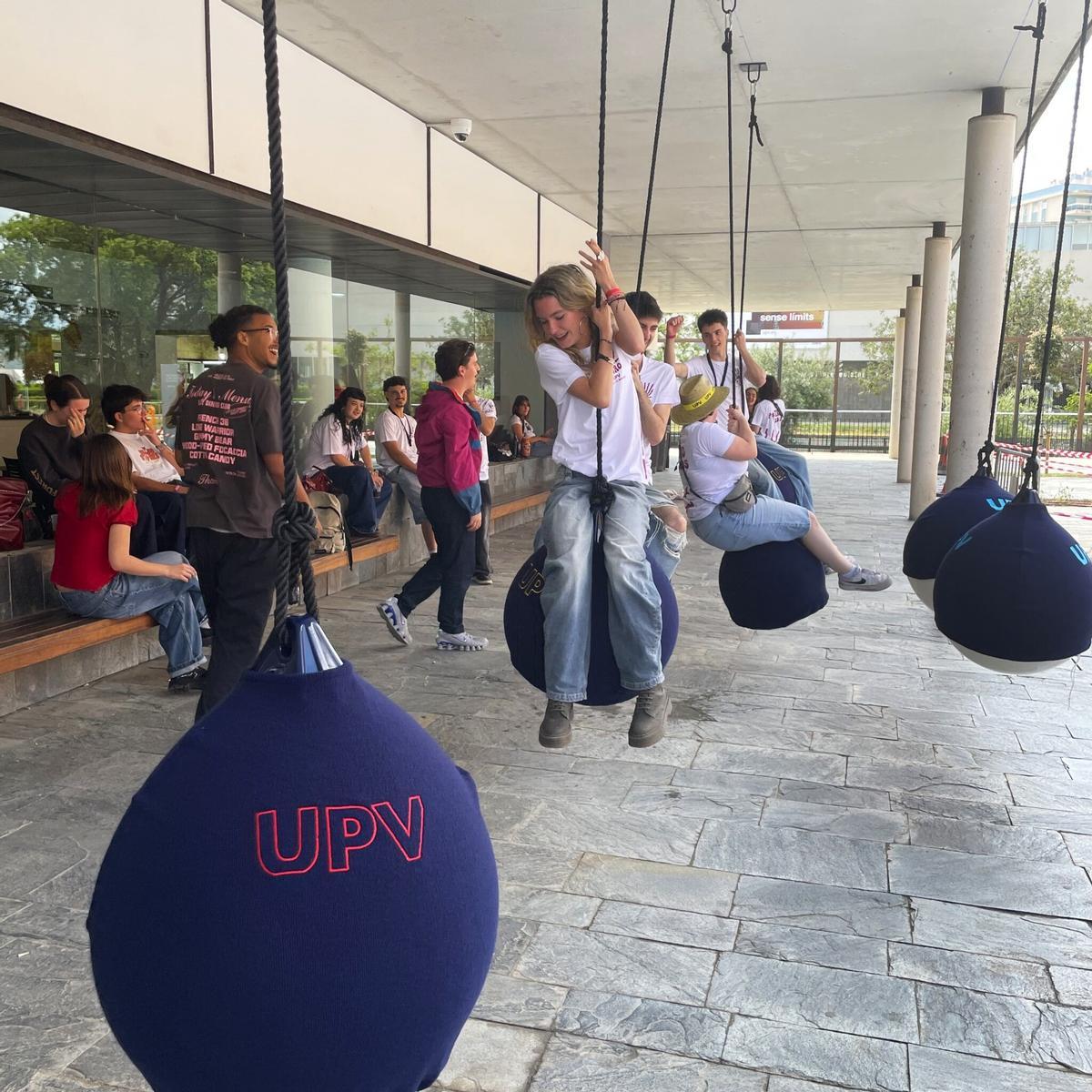 Bolas colgantes hechas con boyas marinas reutilizadas, instaladas junto a la cafetería del Campus de Gandia.