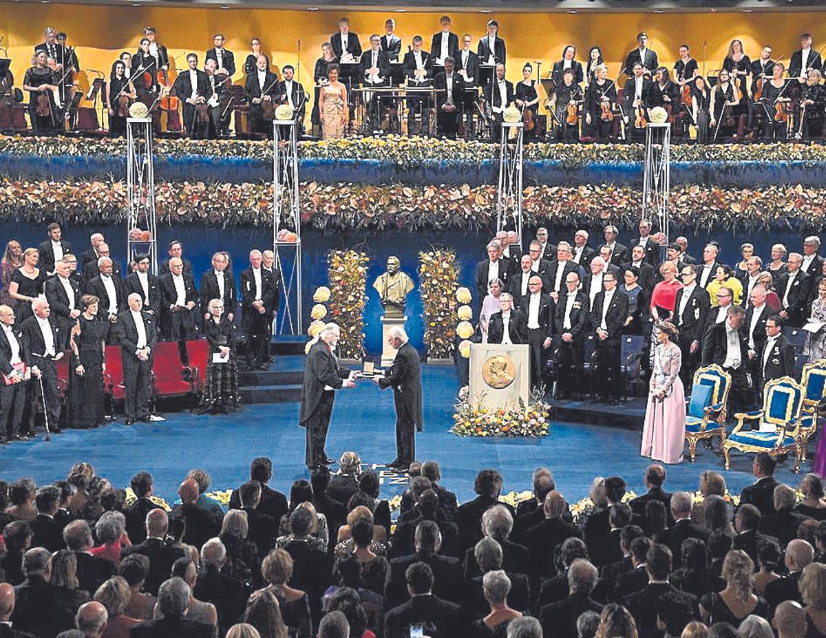 Ceremonia de entrega del Nobel de Literatura 2023 en Estocolmo, con Jon Fosse (izquierda) y el rey Carlos Gustavo-