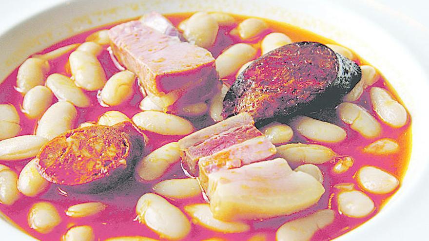 La fabada, presente en el menú de las sidrerías del parque Nuevo de La Felguera.