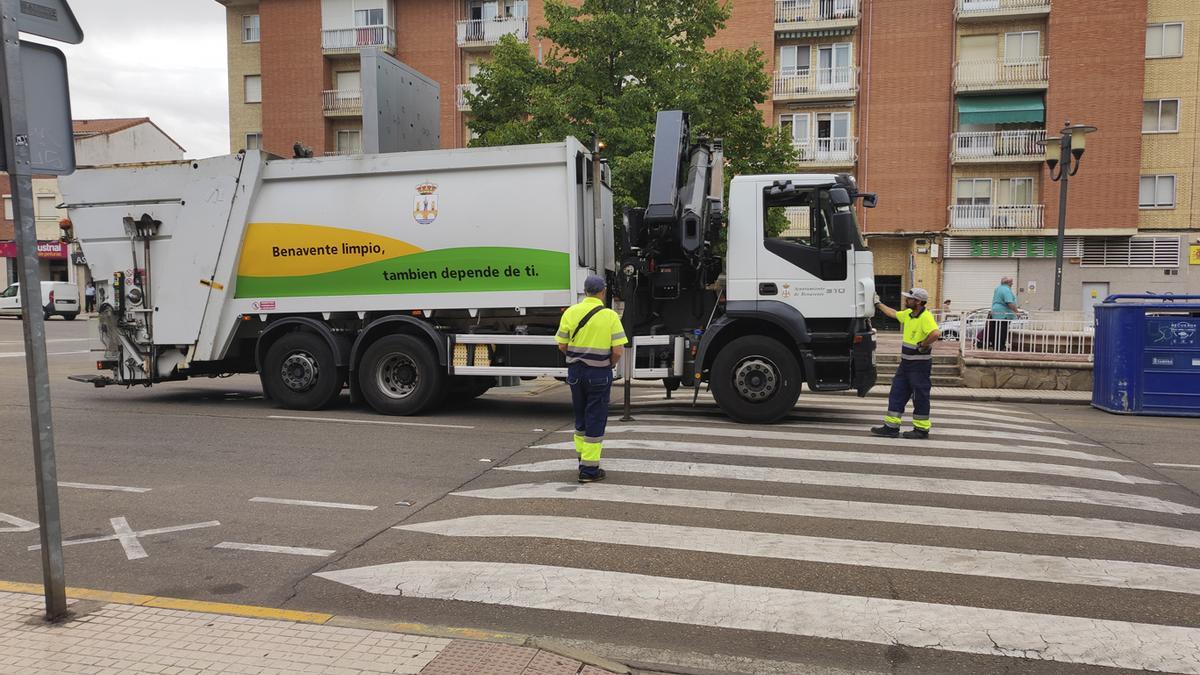 Un camión del servicio de recogida de basura de Benavente en la avenida El Ferial.