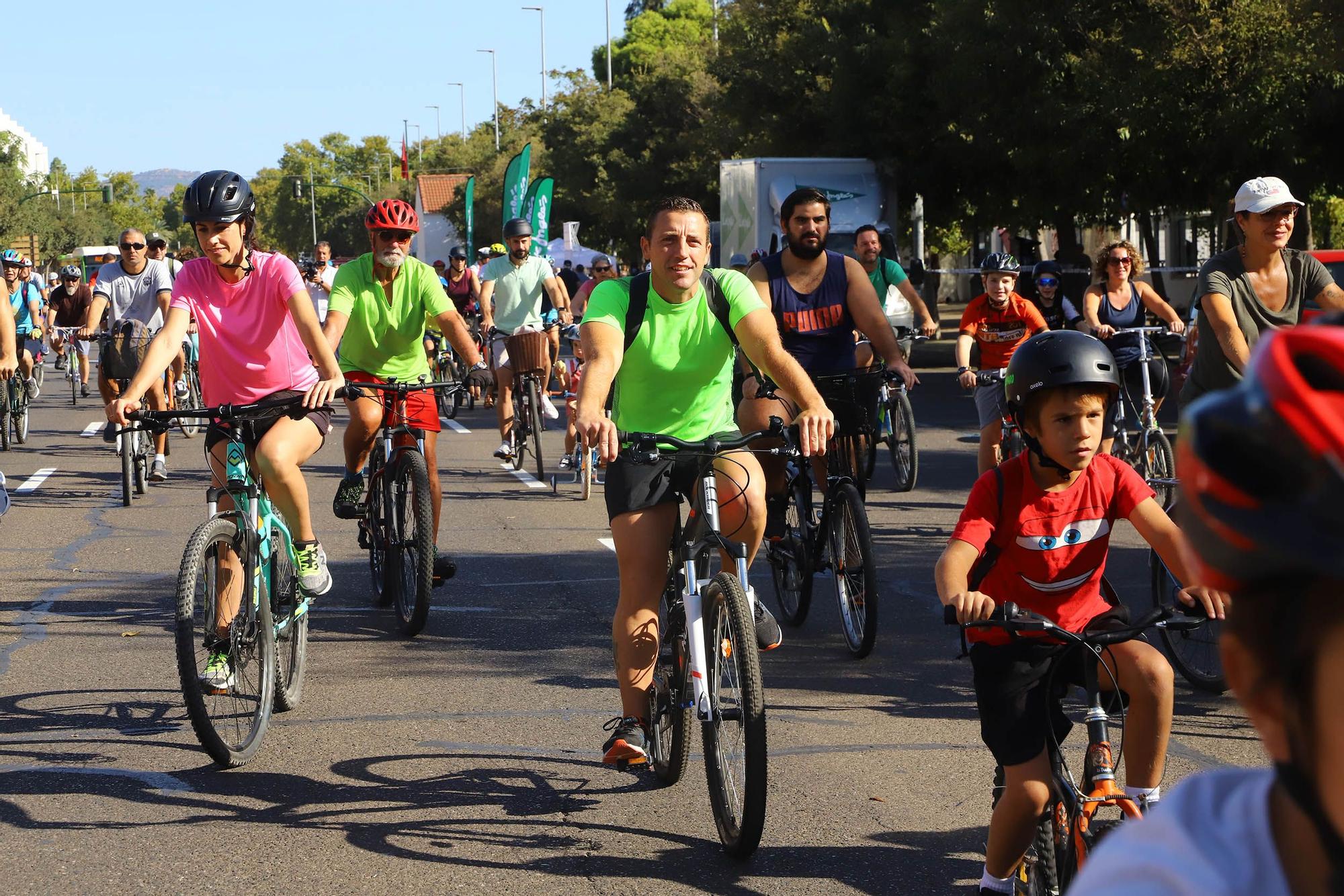 Familias enteras se suman a la Fiesta de la Bicicleta en Córdoba