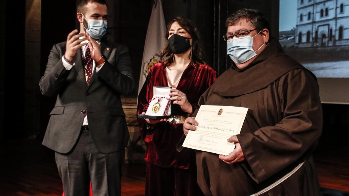 Acto de entrega de la Medalla de Cáceres al colegio.