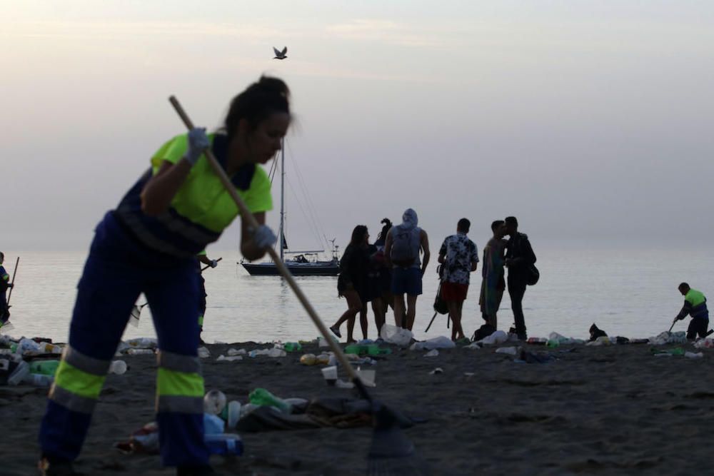 Así quedaron las playas tras la Noche de San Juan.