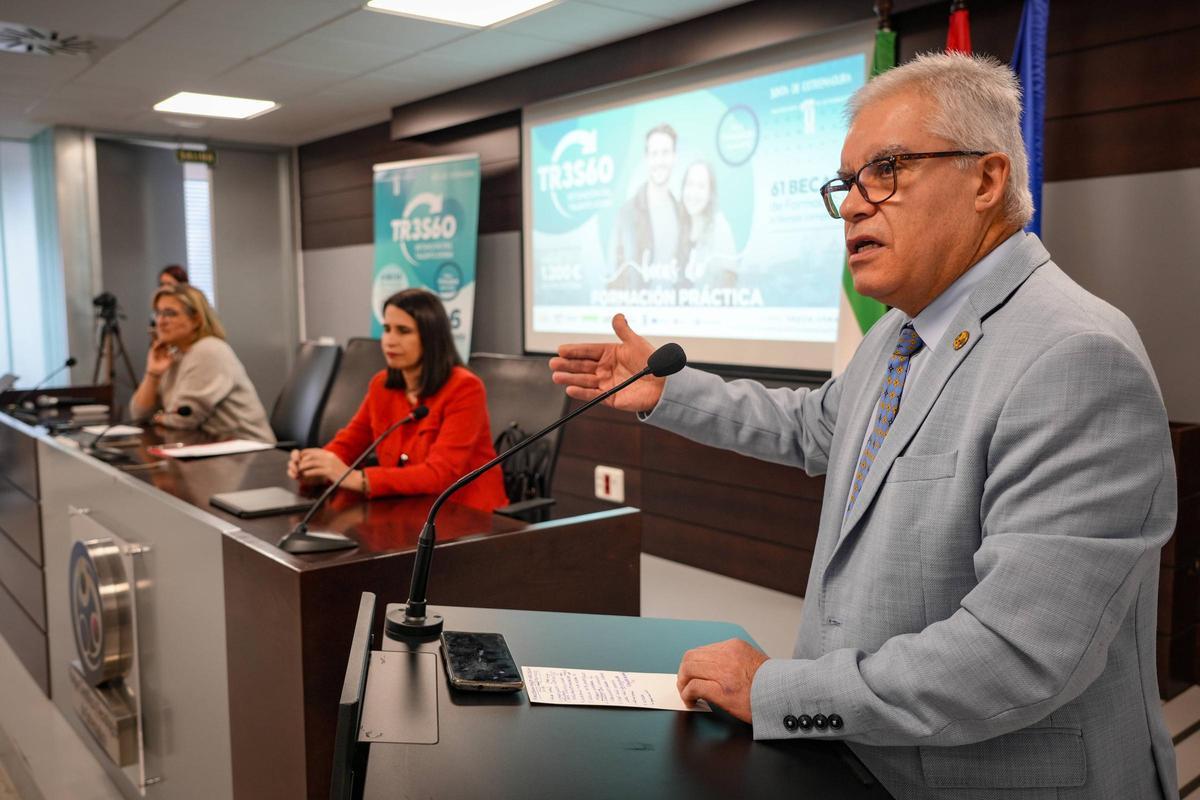 El rector de la UEX, Pedro Fernández Salguero, durante la presentación del programa en Badajoz.