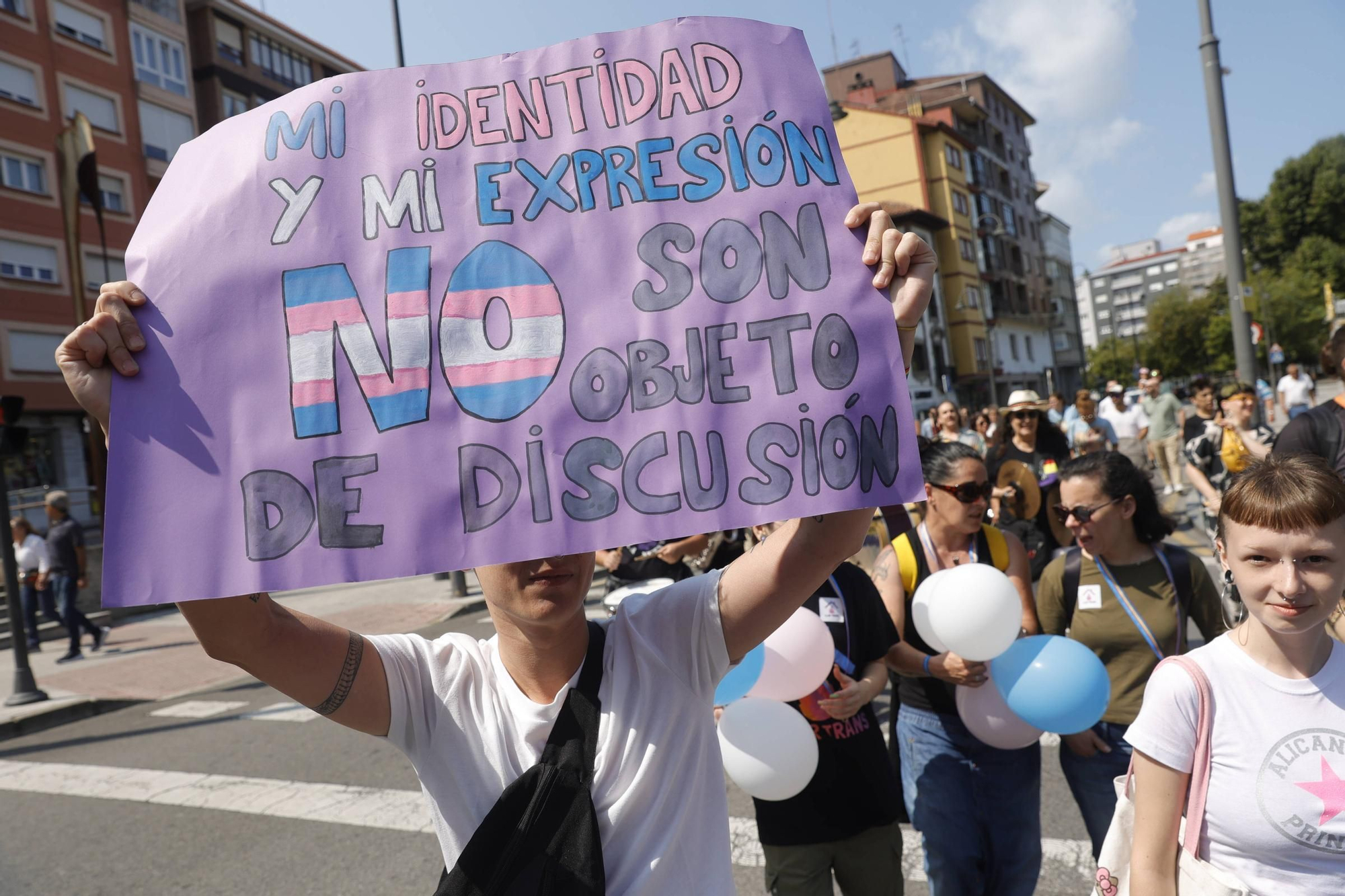 EN IMÁGENES: la Marcha del Orgullo LGTB por Avilés