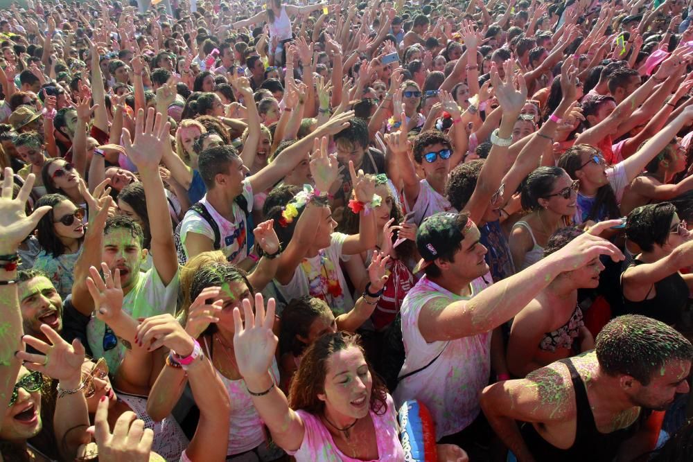 Más de 3.000 personas sufrieron los "cañonazos" de pintura líquida de todos los colores en la primera fiesta "Midnight Water Colour" de Galicia