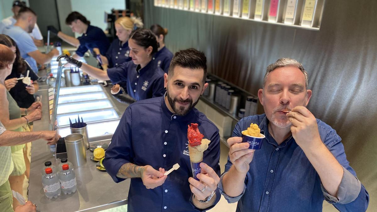 Alfredo Manchado y Albert Adrià, probando sus helados en Gelato Collection.