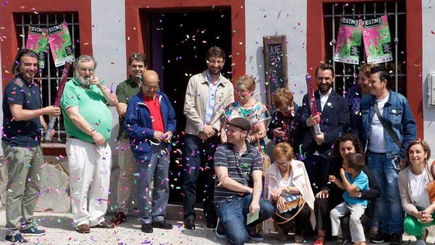 Participantes en el acto de inauguración de Festin, ayer, en Blimea.