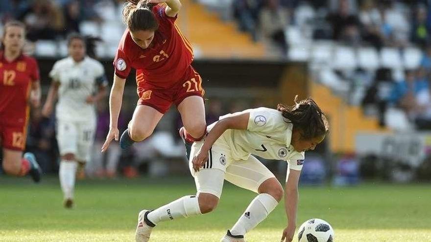 Eva Navarro salta por encima de una rival durante la final ante Alemania.