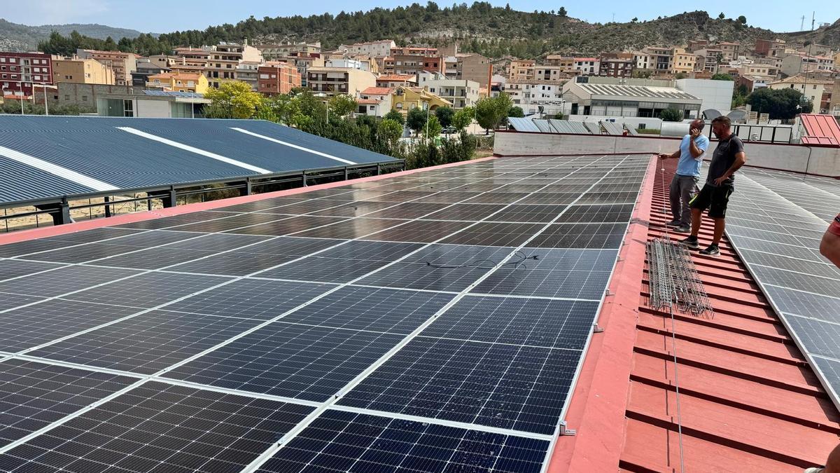 Instalación de las placas solares sobre el polideportivo de Tuéjar para crear la Comunidad Energética Local.