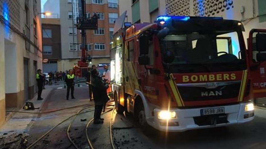 Los bomberos trabajan en la extinción del fuego.