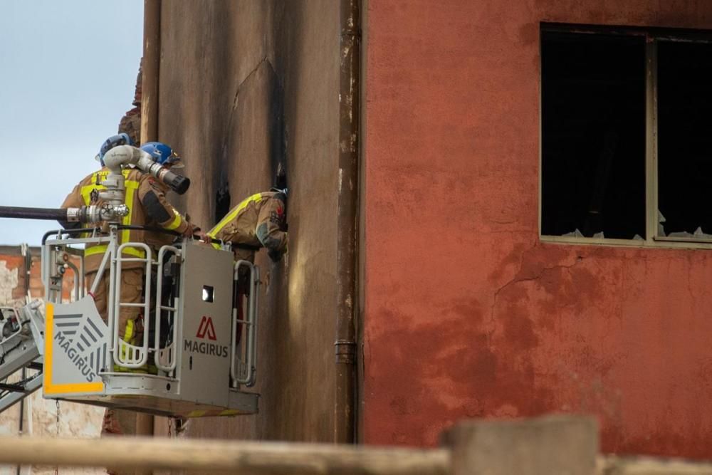 Incendi a una nau abandonada de Badalona