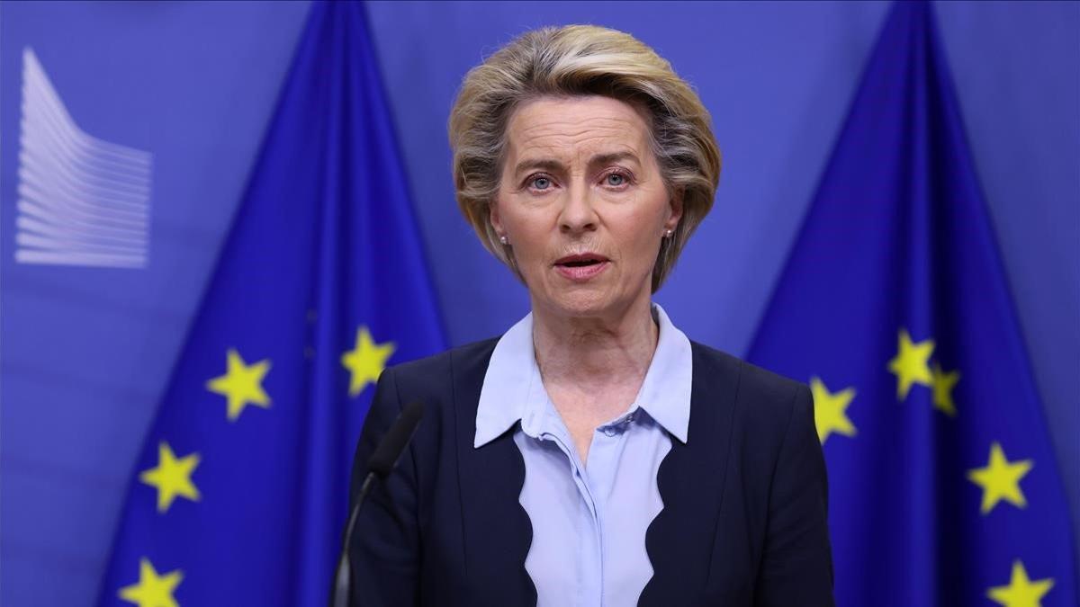 La presidenta de la Comisión Europea, Ursula Von der Leyen, este jueves, durante una rueda de prensa en Bruselas previa a la cumbre por videoconferencia de los Veintisiete.