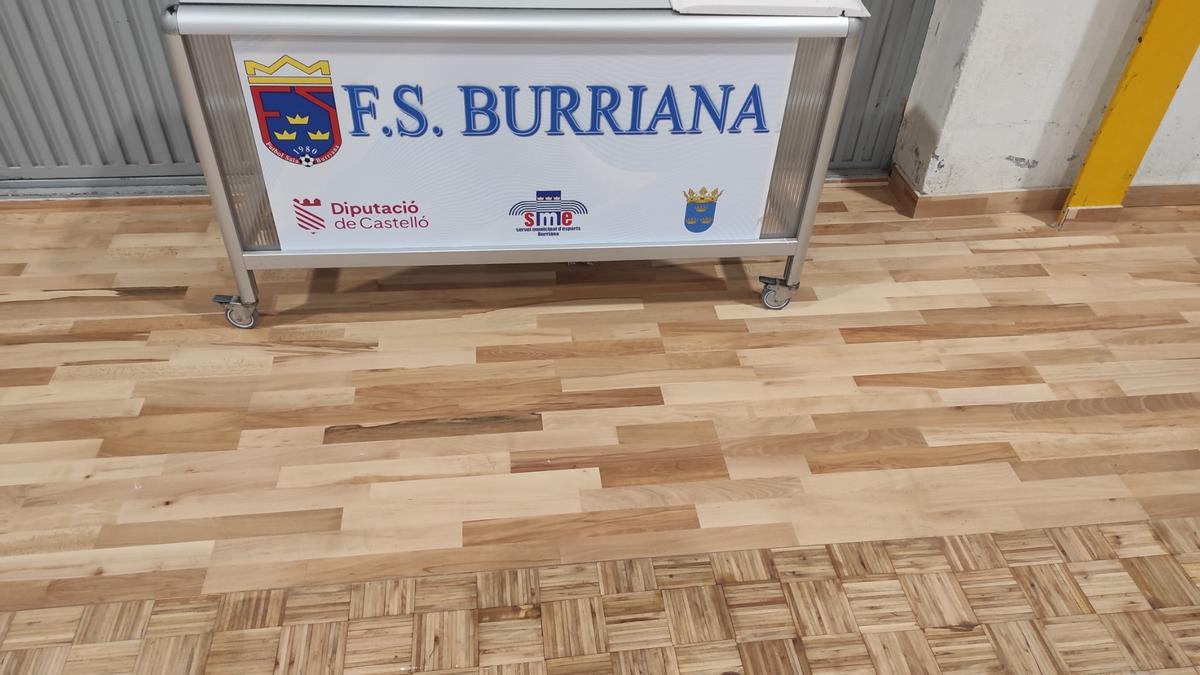 Detalle del nuevo parqué instalado en el pabellón de fútbol sala de La Bosca.