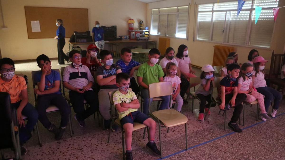 Los niños y niñas asistentes a las actividades de Dozón por las Letras Galegas.
