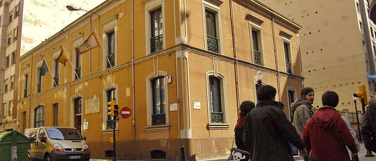 El edificio del antiguo colegio Cabrales.