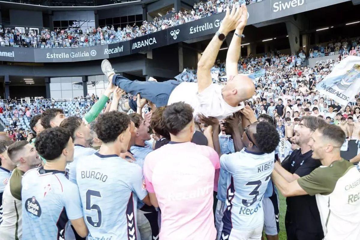 La celebración del ascenso del Celta Fortuna a Segunda División con el entrenador Fredi Álvarez manteado.