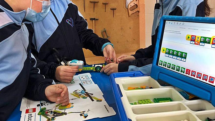 Alumnos trabajan en un taller de robótica.