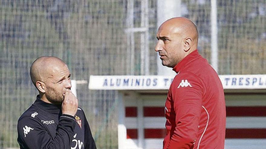 Lora dialoga con Abelardo al término del entrenamiento de ayer.