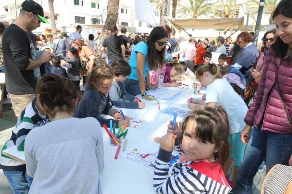 Centenares de comensales pasaron por el Passeig de ses Fonts para probar alguna de las exquisiteces cocinadas con pescado o marisco