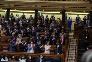 Casado se despide entre aplausos de los diputados que le han abandonado